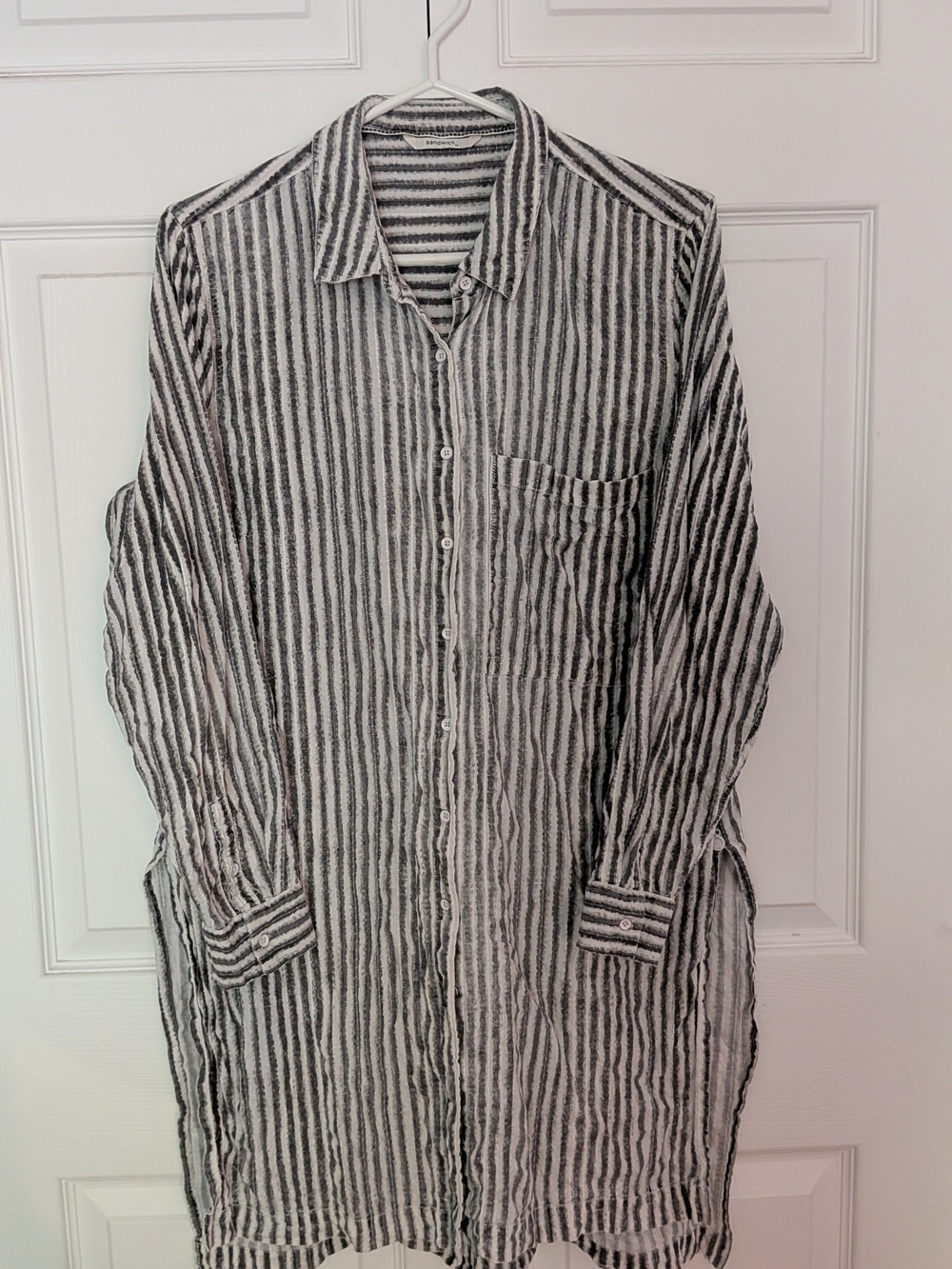Striped Long-Sleeve Casual long Button-Down Shirt with side slits - Grey/White
